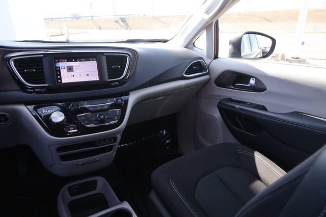 Used 2023 Chrysler Voyager LX image 25