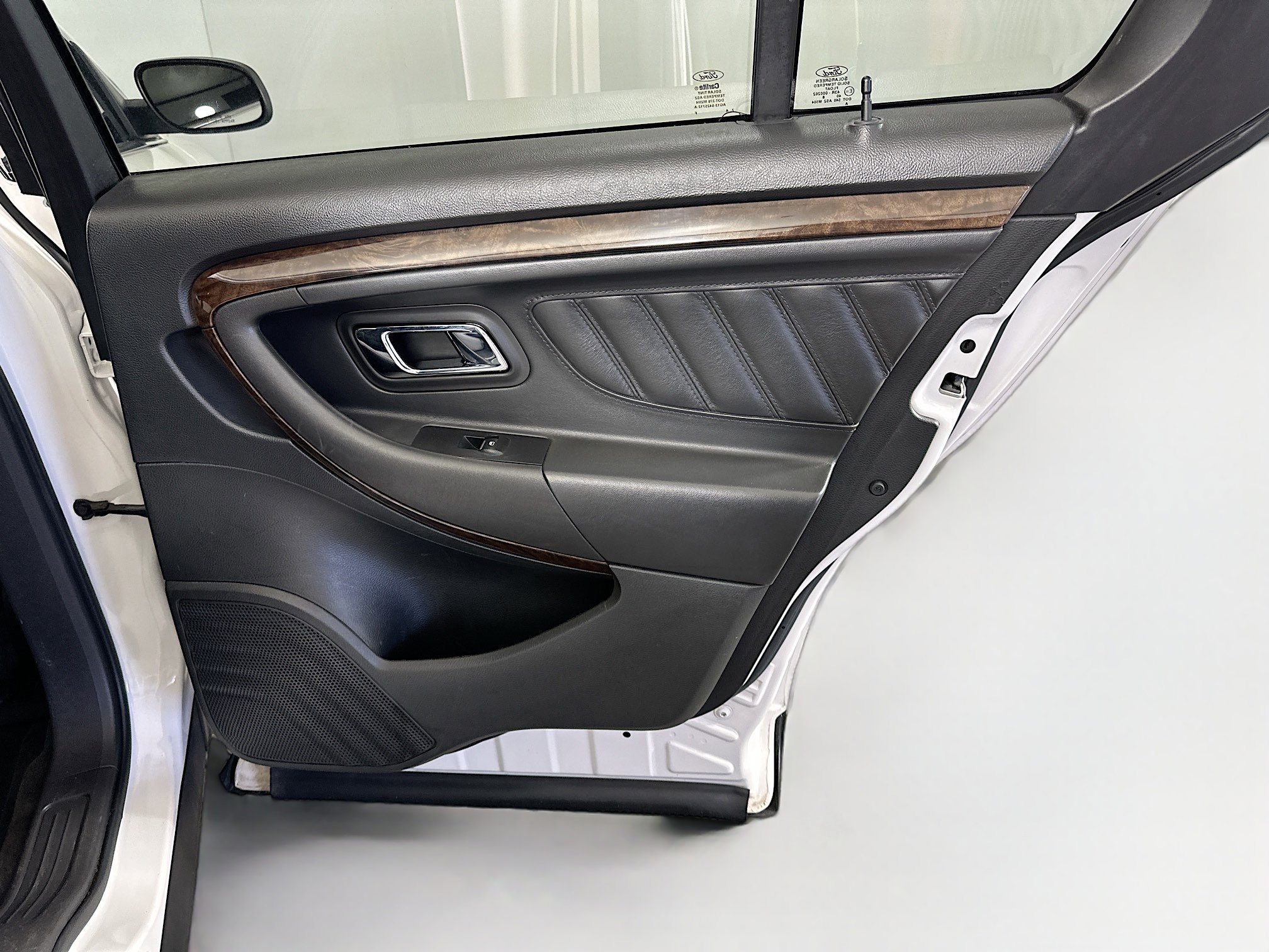 Used 2018 Ford Taurus Limited image 29