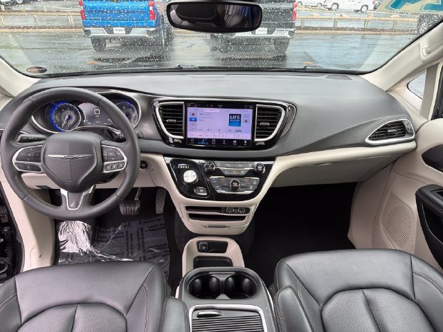 Used 2024 Chrysler Pacifica Touring-L FWD image 14