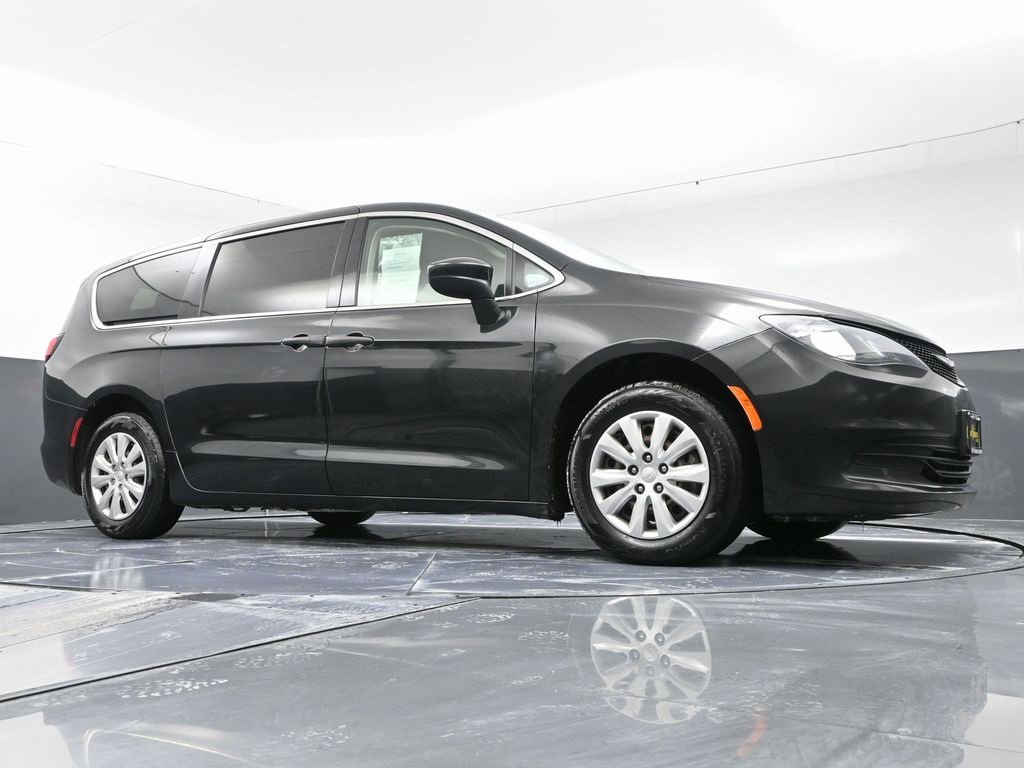 Used 2020 Chrysler Voyager L image 45