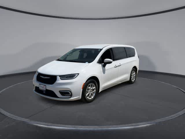 Used 2023 Chrysler Pacifica Touring-L FWD image 4