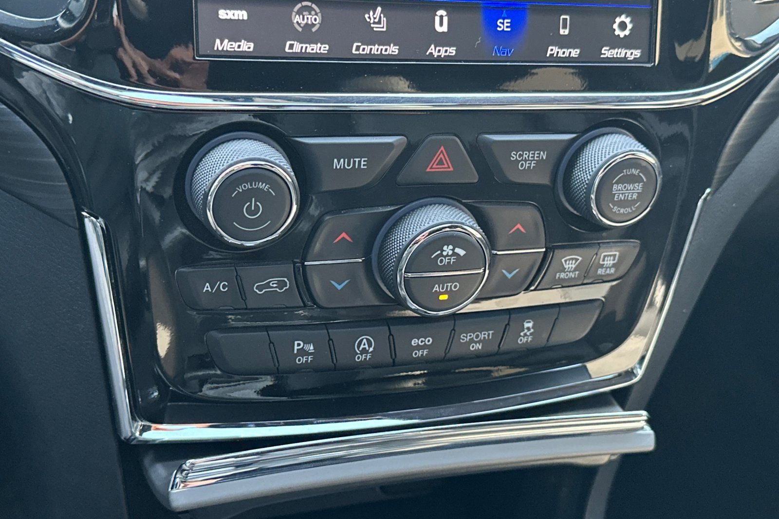 Used 2022 Jeep Grand Cherokee Laredo X image 24