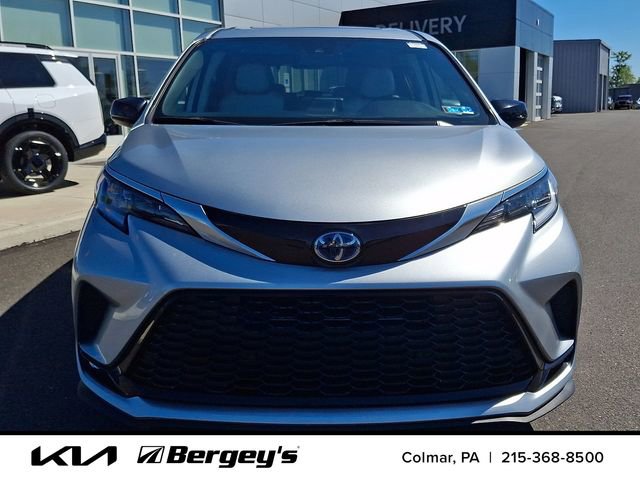Used 2023 Toyota Sienna XSE AWD/4WD image 2