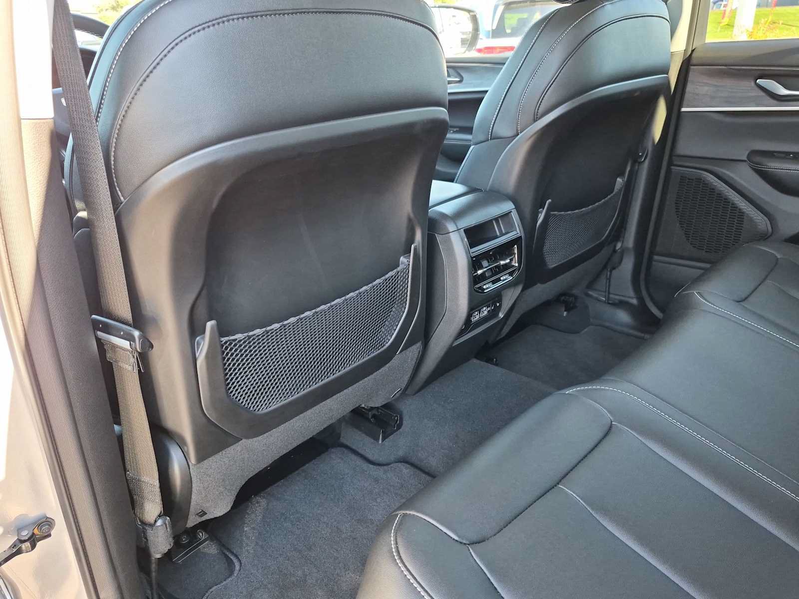 Used 2023 Jeep Grand Cherokee Limited AWD/4WD image 18