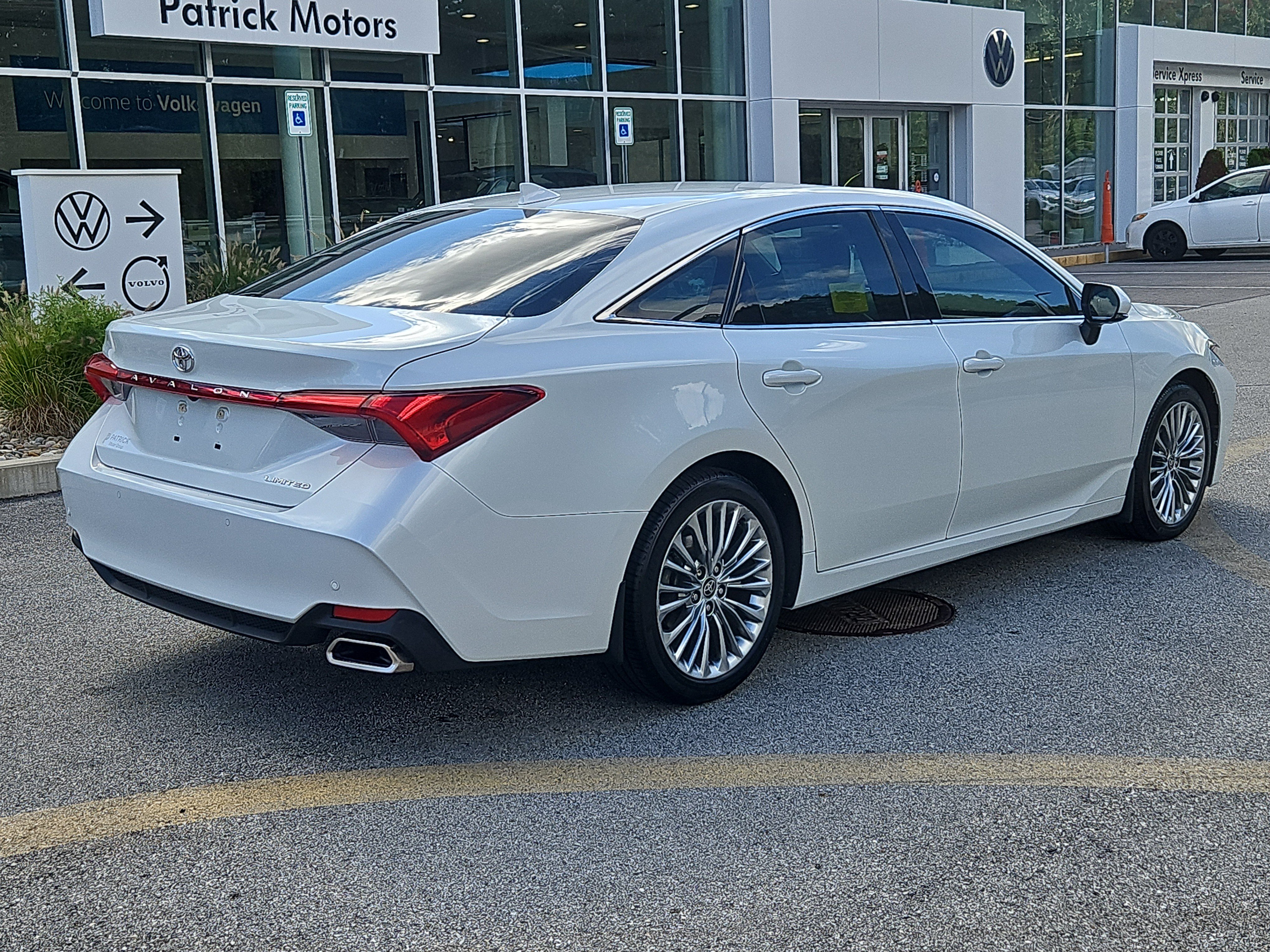 Used 2020 Toyota Avalon Limited w/ Advanced Safety Package FWD image 2