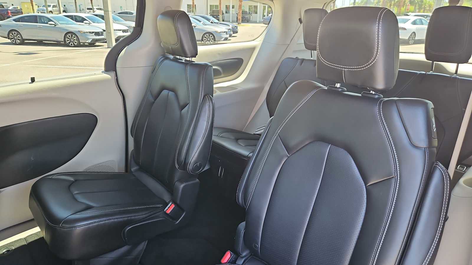 Used 2023 Chrysler Pacifica Touring-L image 24