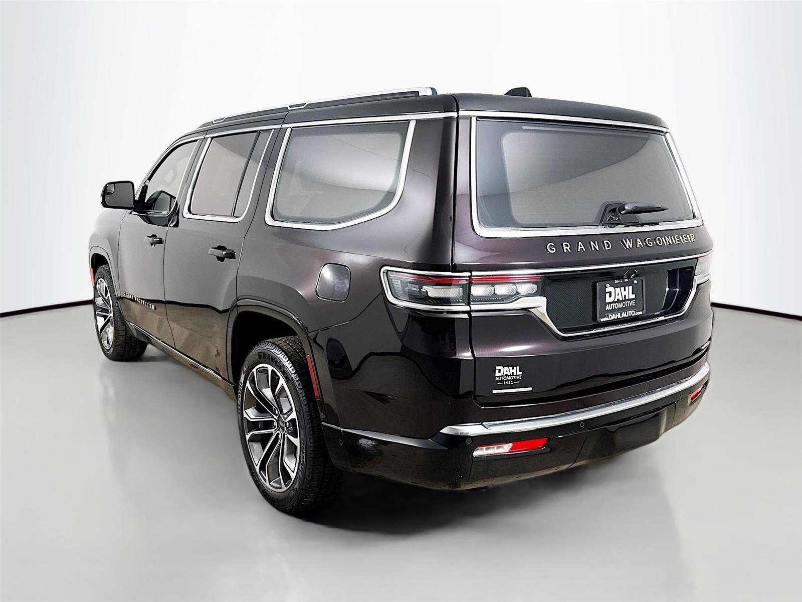 Used 2023 Jeep Grand Wagoneer Series III image 5