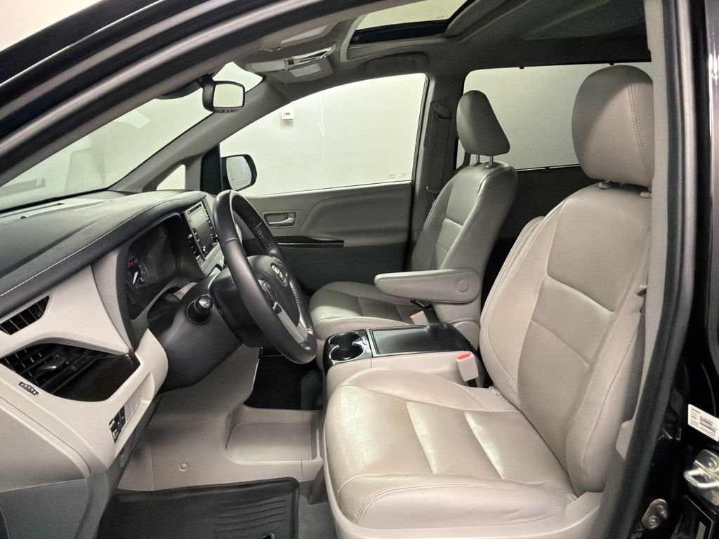 Used 2020 Toyota Sienna XLE Premium FWD image 24
