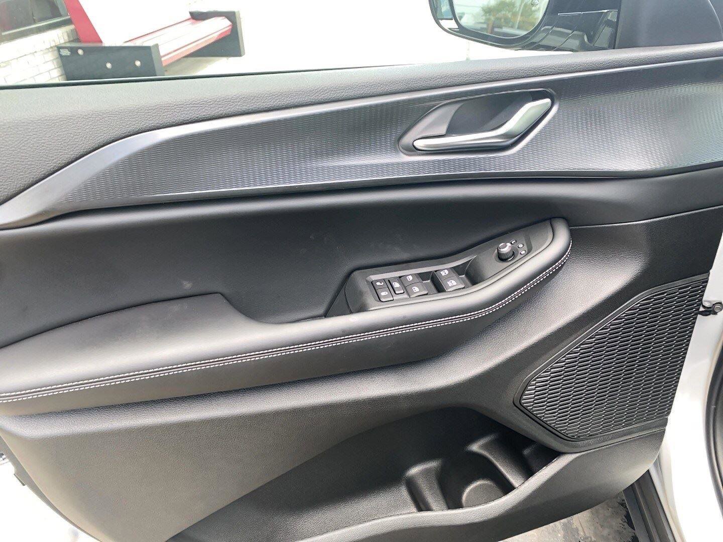 New 2025 Jeep Grand Cherokee Altitude image 4