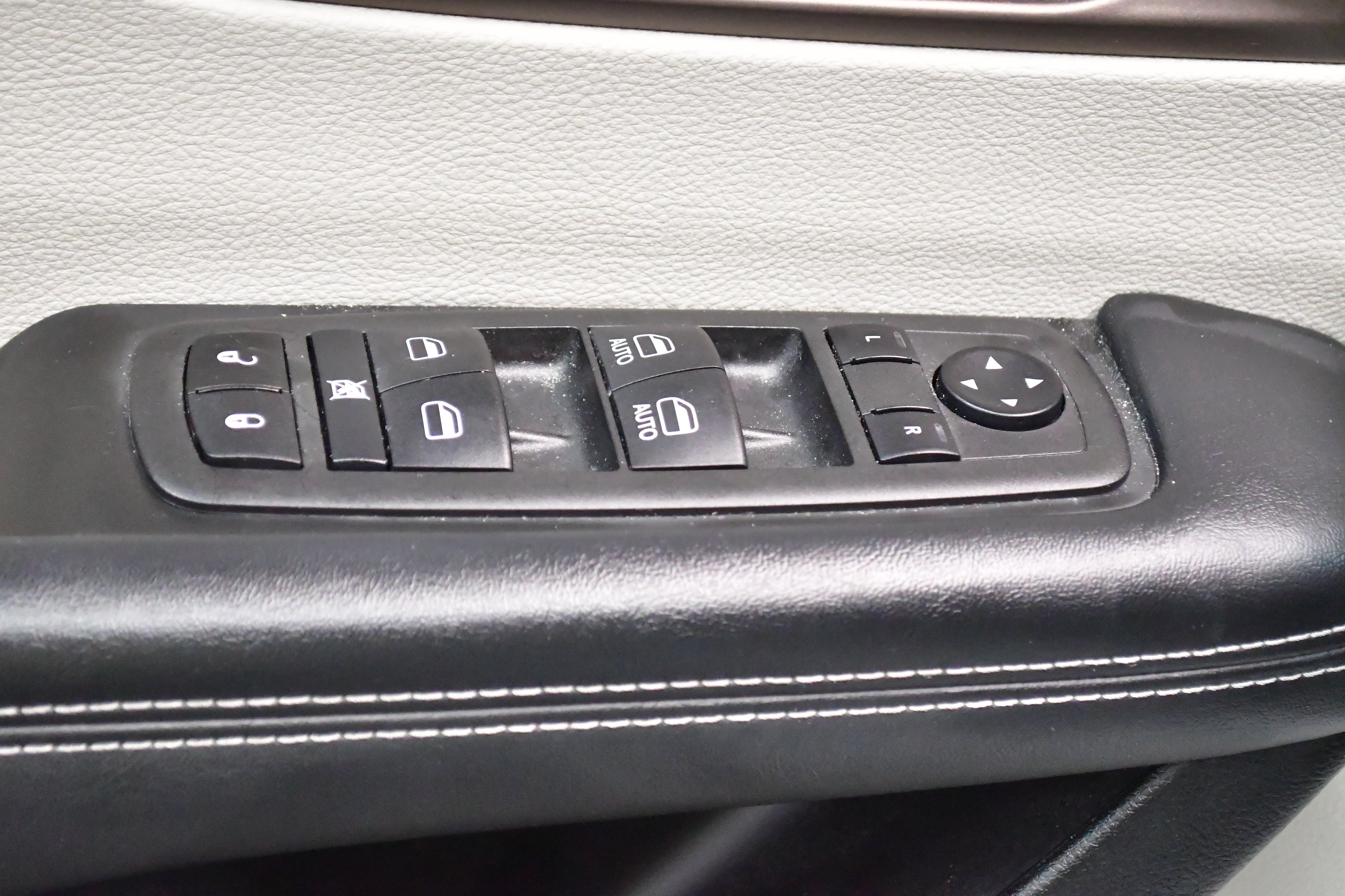 Used 2023 Chrysler Voyager LX FWD image 17