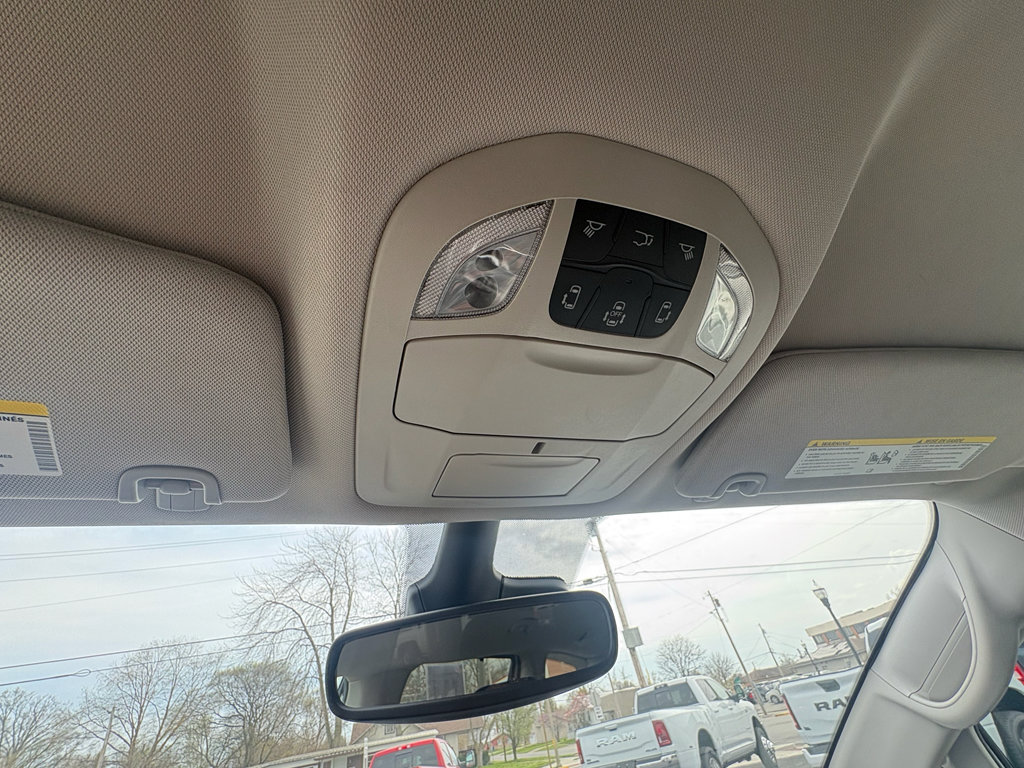 Used 2024 Chrysler Pacifica Touring-L image 18