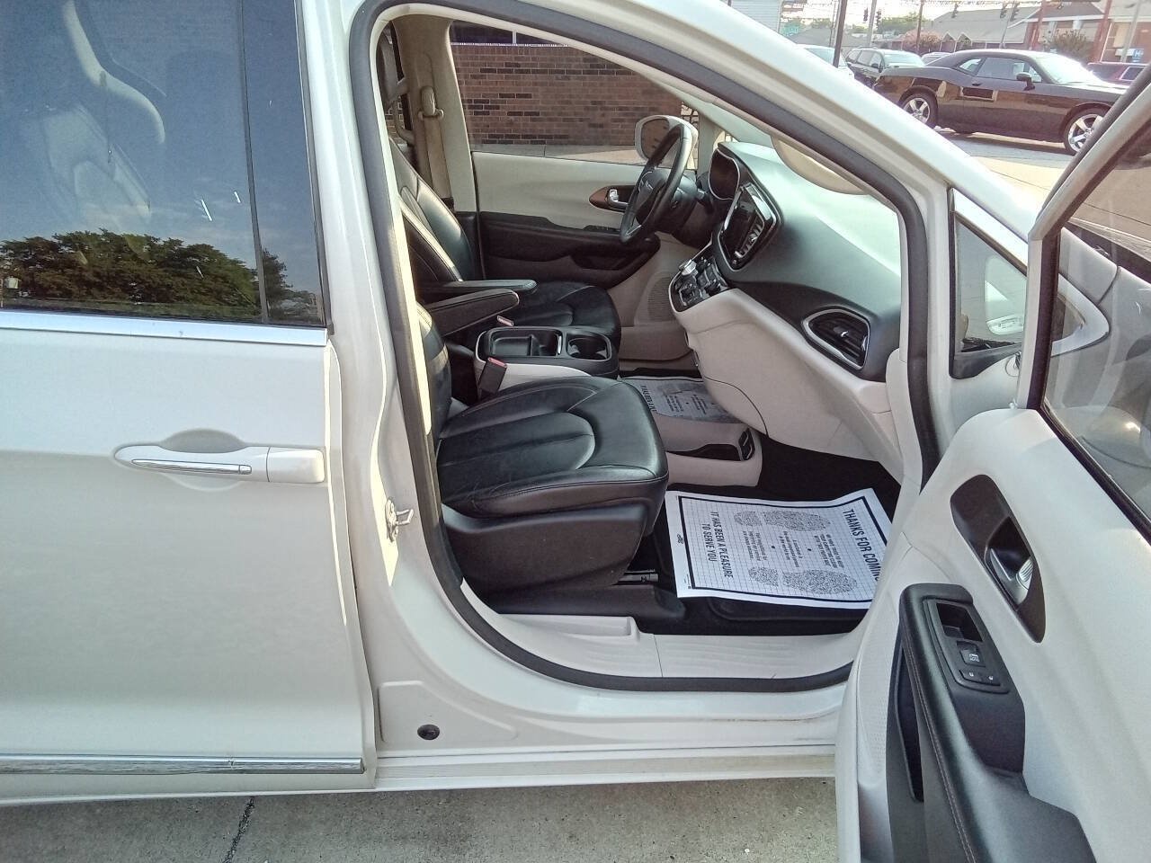 Used 2017 Chrysler Pacifica Touring-L FWD image 4