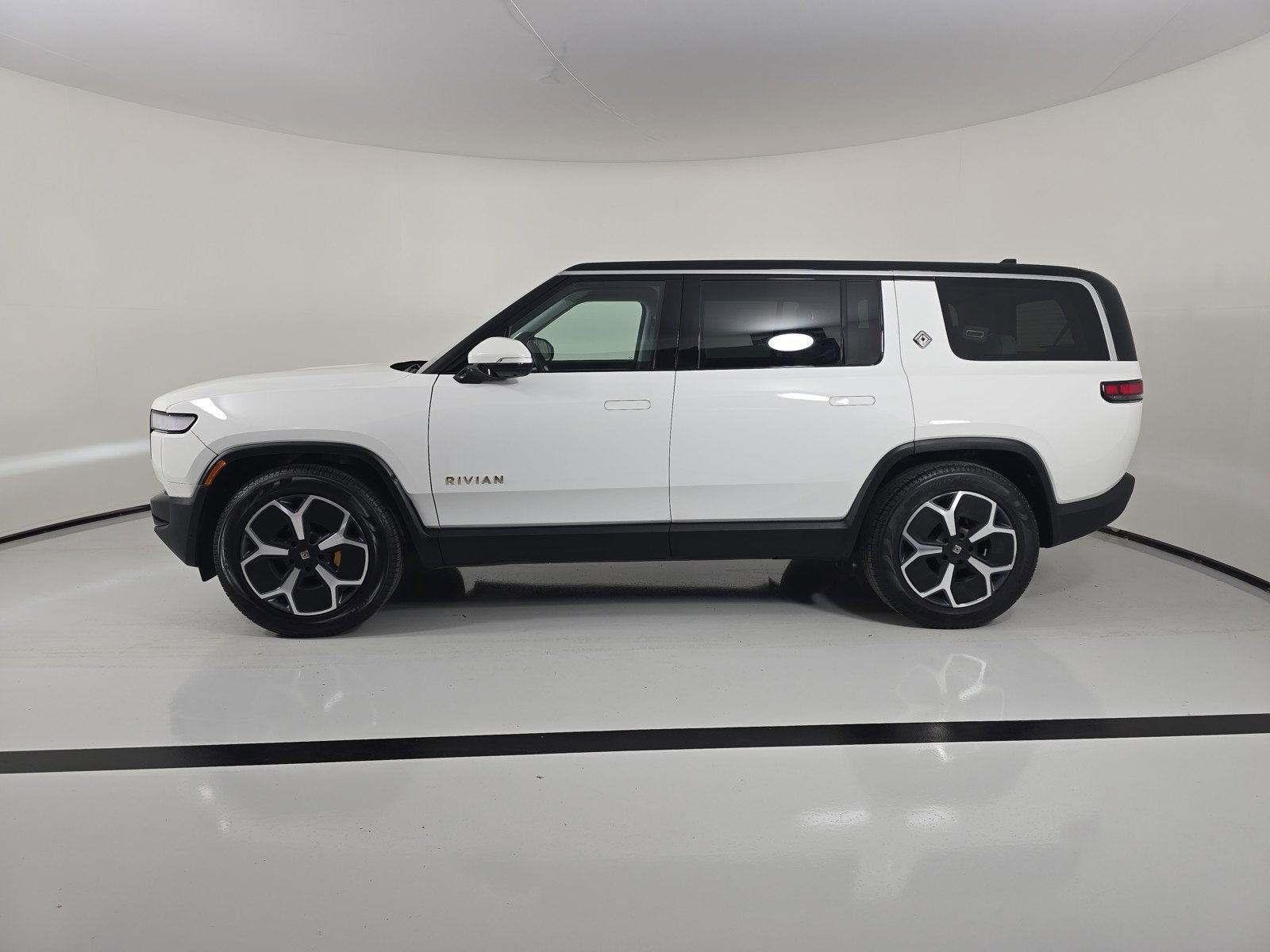 Used 2023 Rivian R1S Adventure image 2
