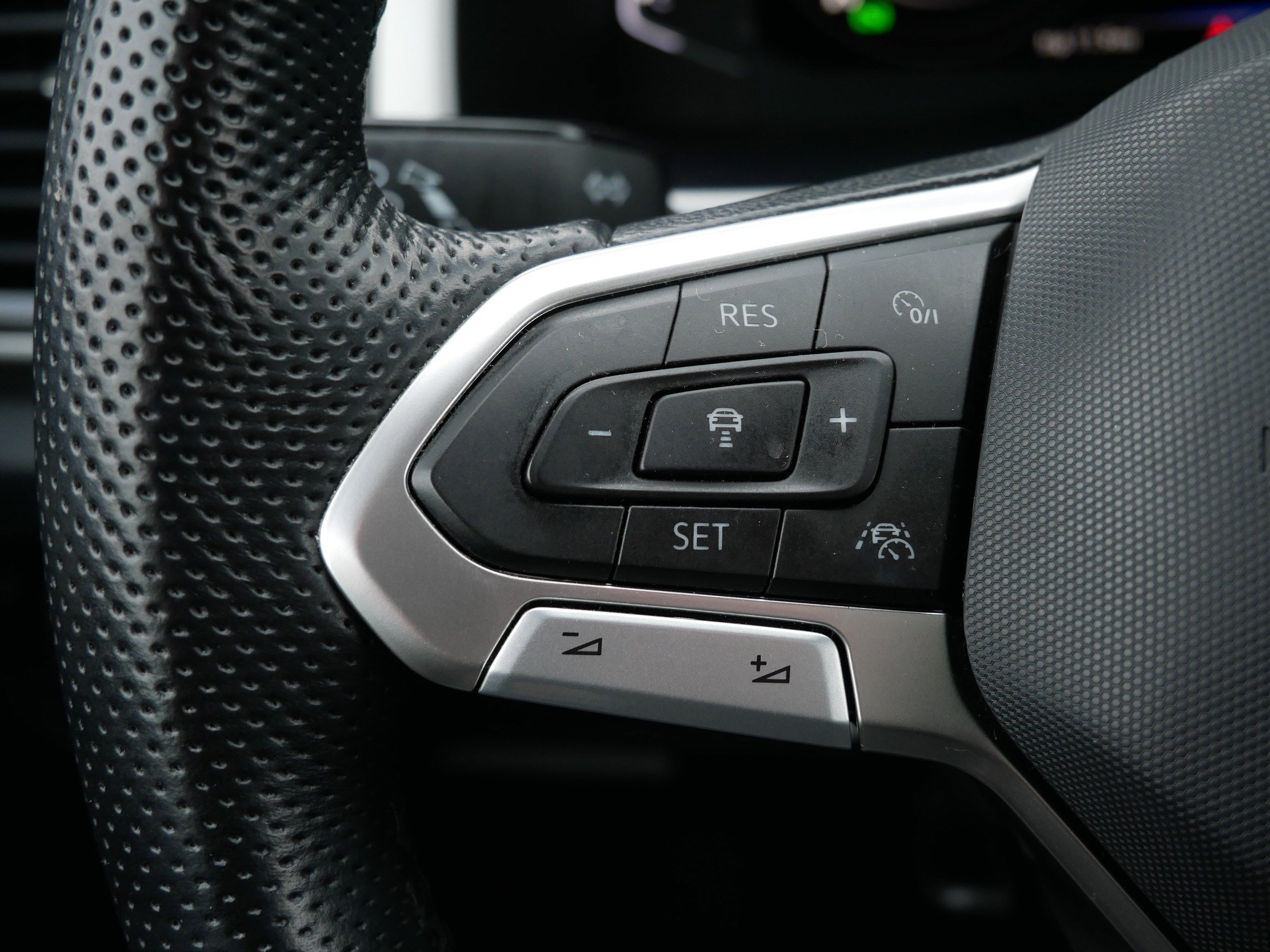 Certified 2023 Volkswagen Atlas Cross Sport SEL R-Line image 28