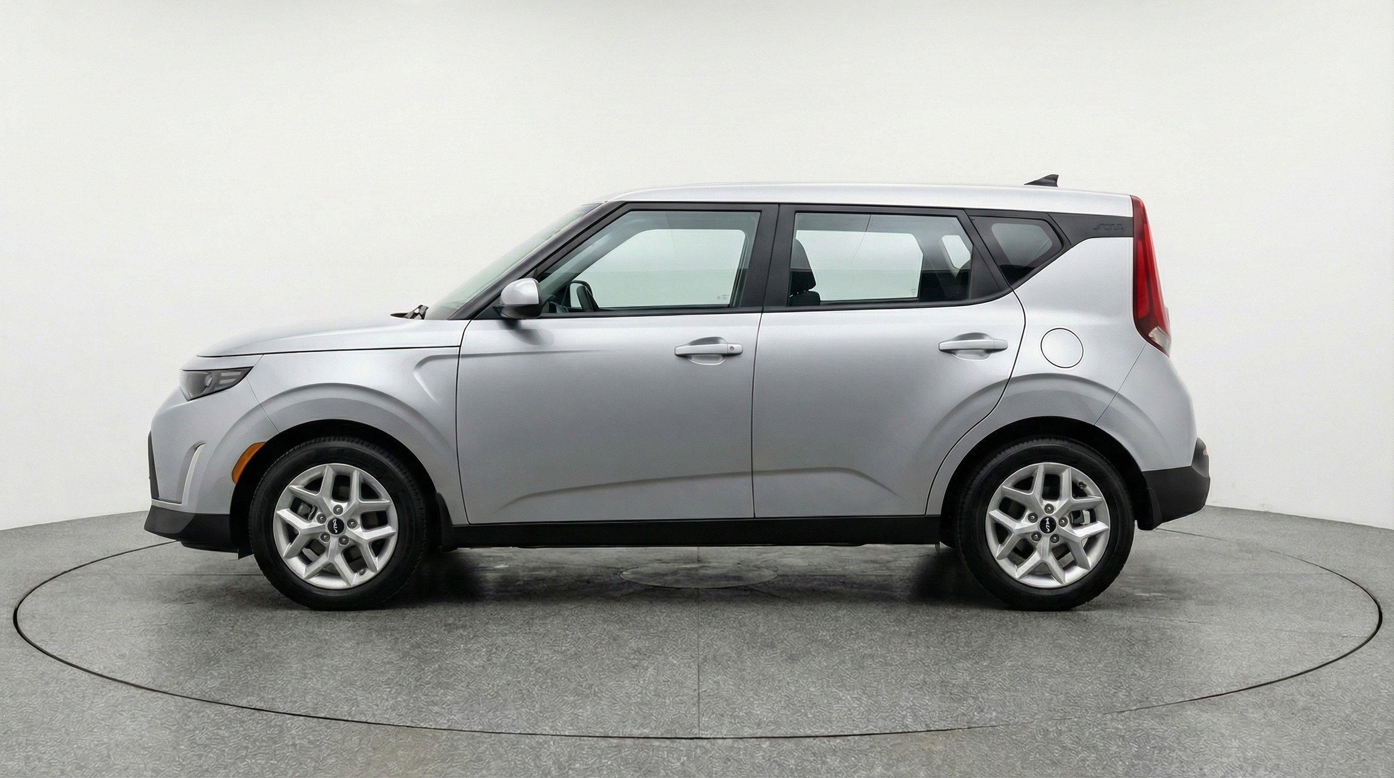Used 2025 Kia Soul LX w/ LX Technology Package FWD image 5