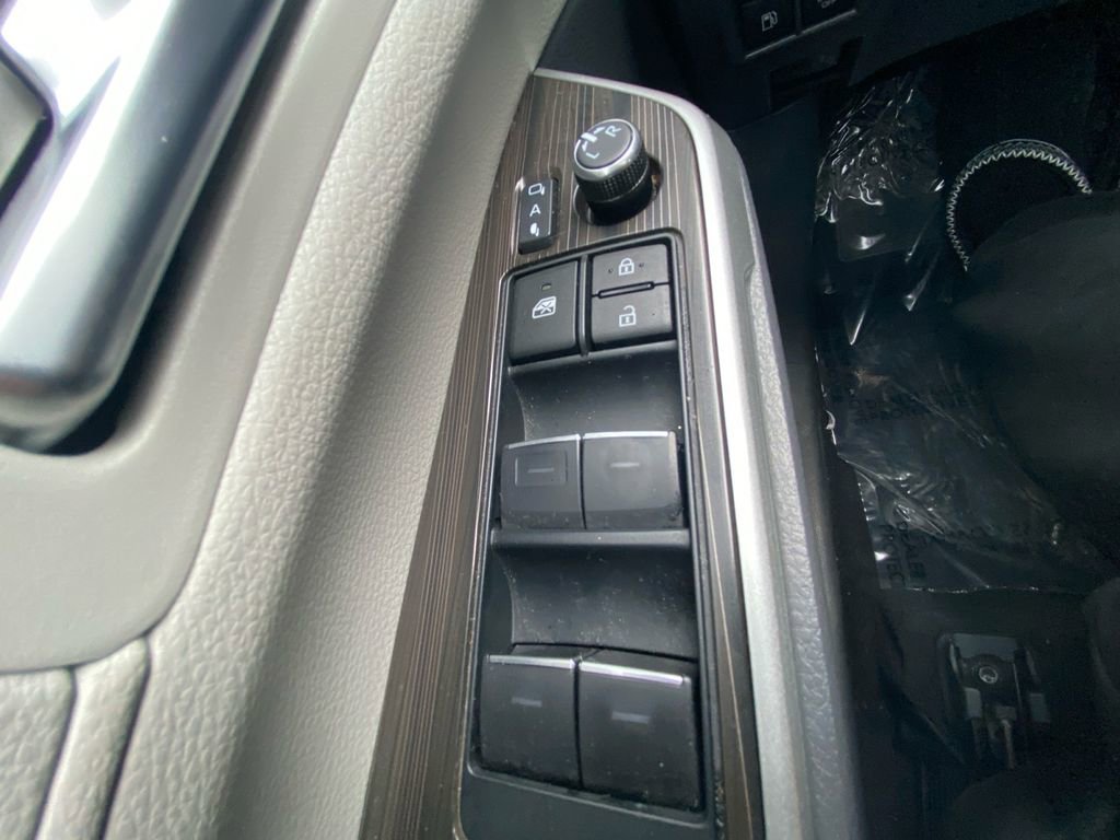 Used 2024 Toyota Sienna Limited image 17