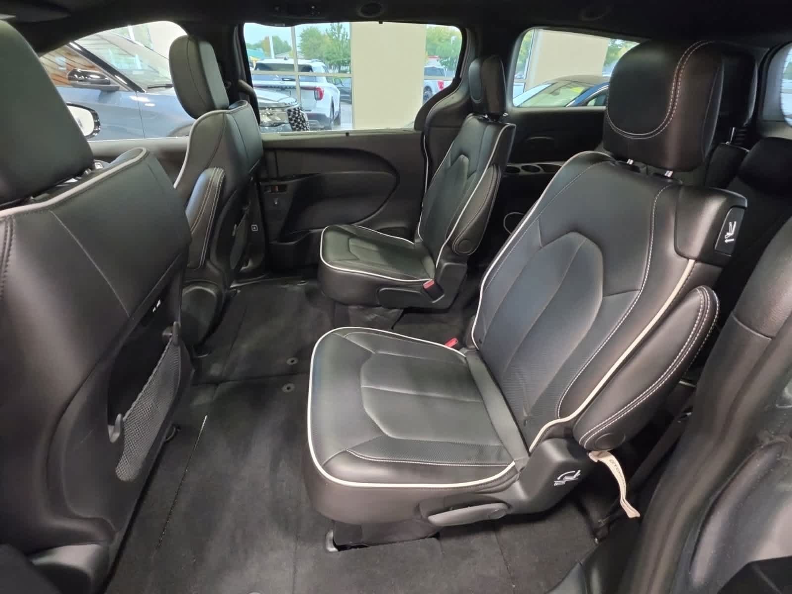 Used 2026 Chrysler Pacifica Limited FWD image 31