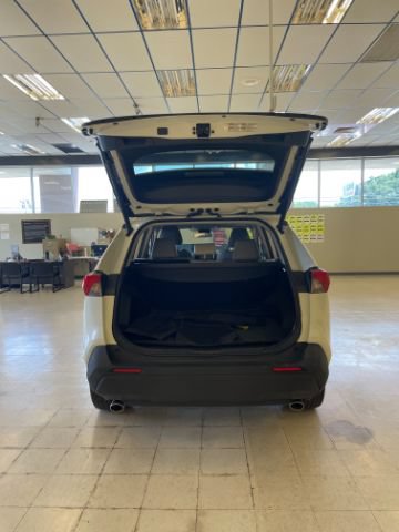 Used 2022 Toyota RAV4 XLE Premium FWD image 8
