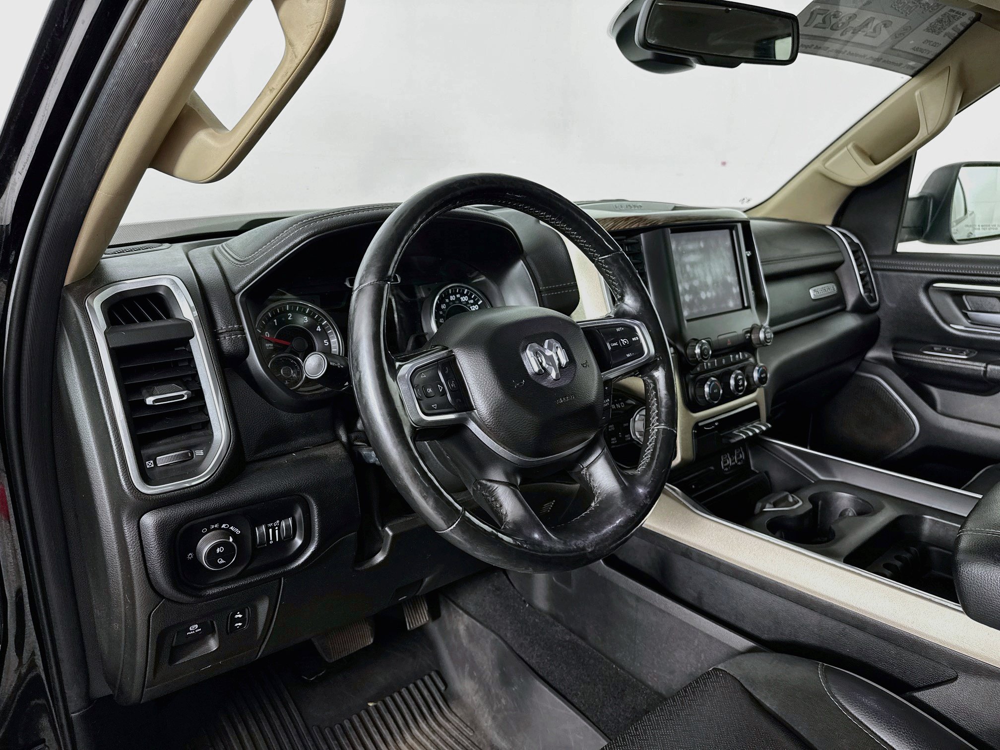 Used 2019 RAM 1500 Laramie AWD/4WD image 9
