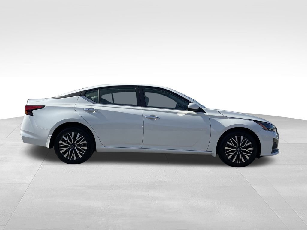 Used 2024 Nissan Altima 2.5 SV w/ SV Premium Package image 3