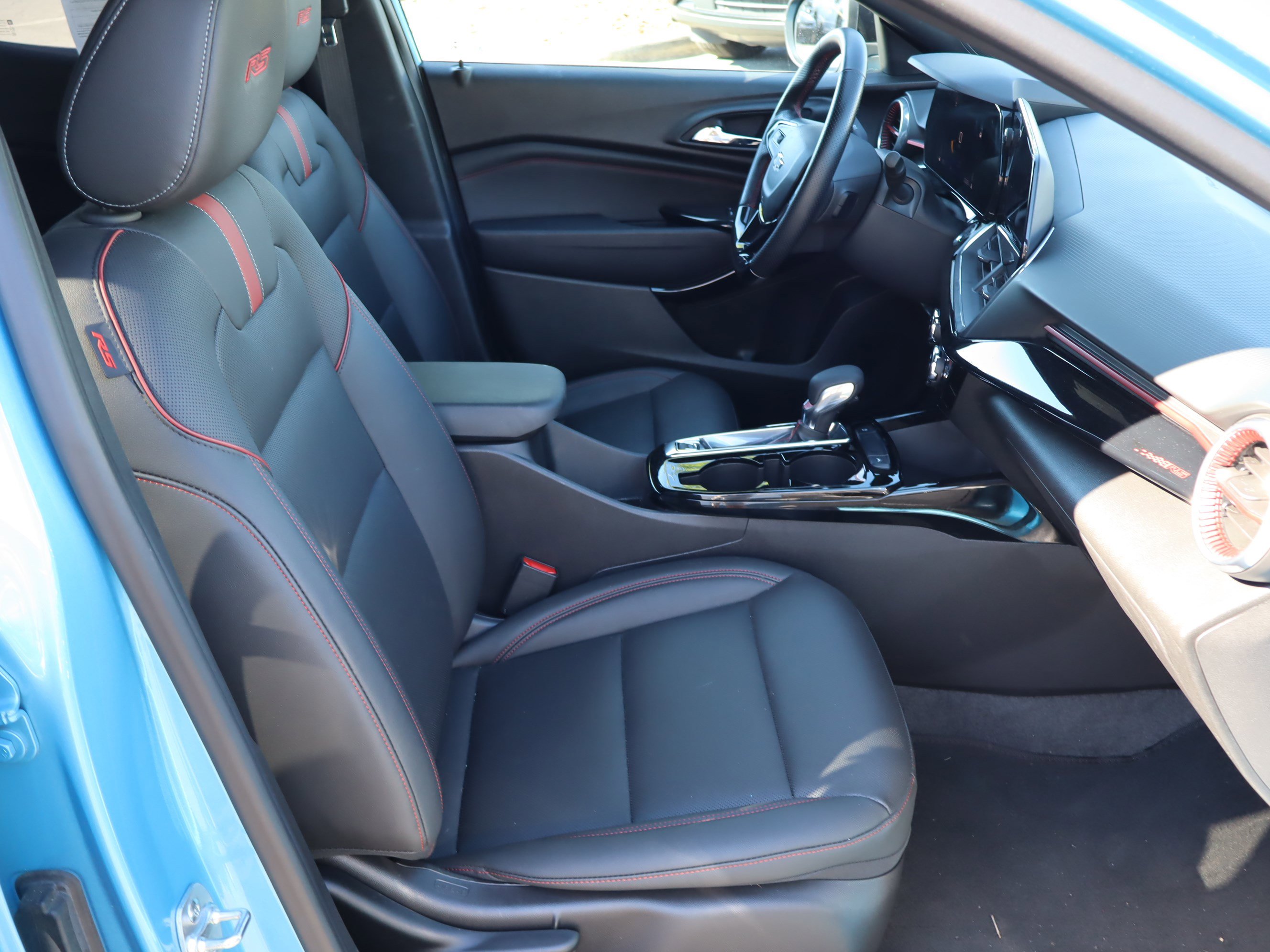 Used 2025 Chevrolet Trax RS w/ Driver Confidence Package FWD image 37