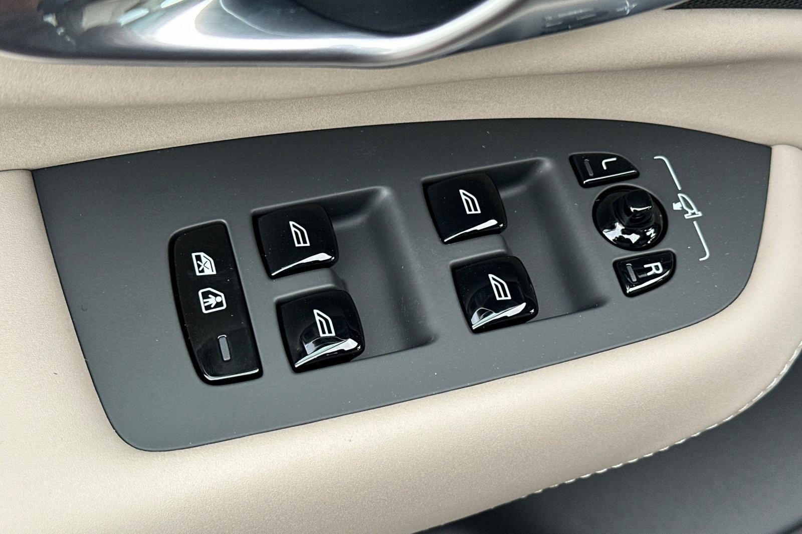 New 2026 Volvo XC90 B6 Plus w/ Protection Package Premier image 15