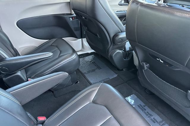 Used 2023 Chrysler Pacifica Touring-L image 19