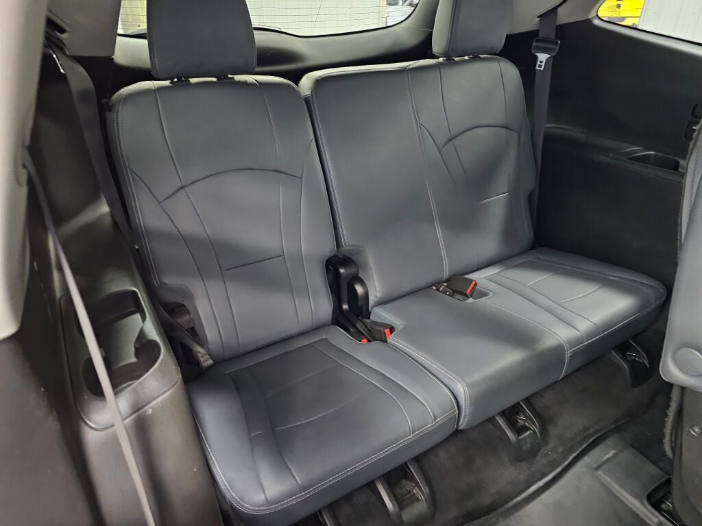 Used 2020 Buick Enclave Essence w/ Sound and Sites Package AWD/4WD image 18