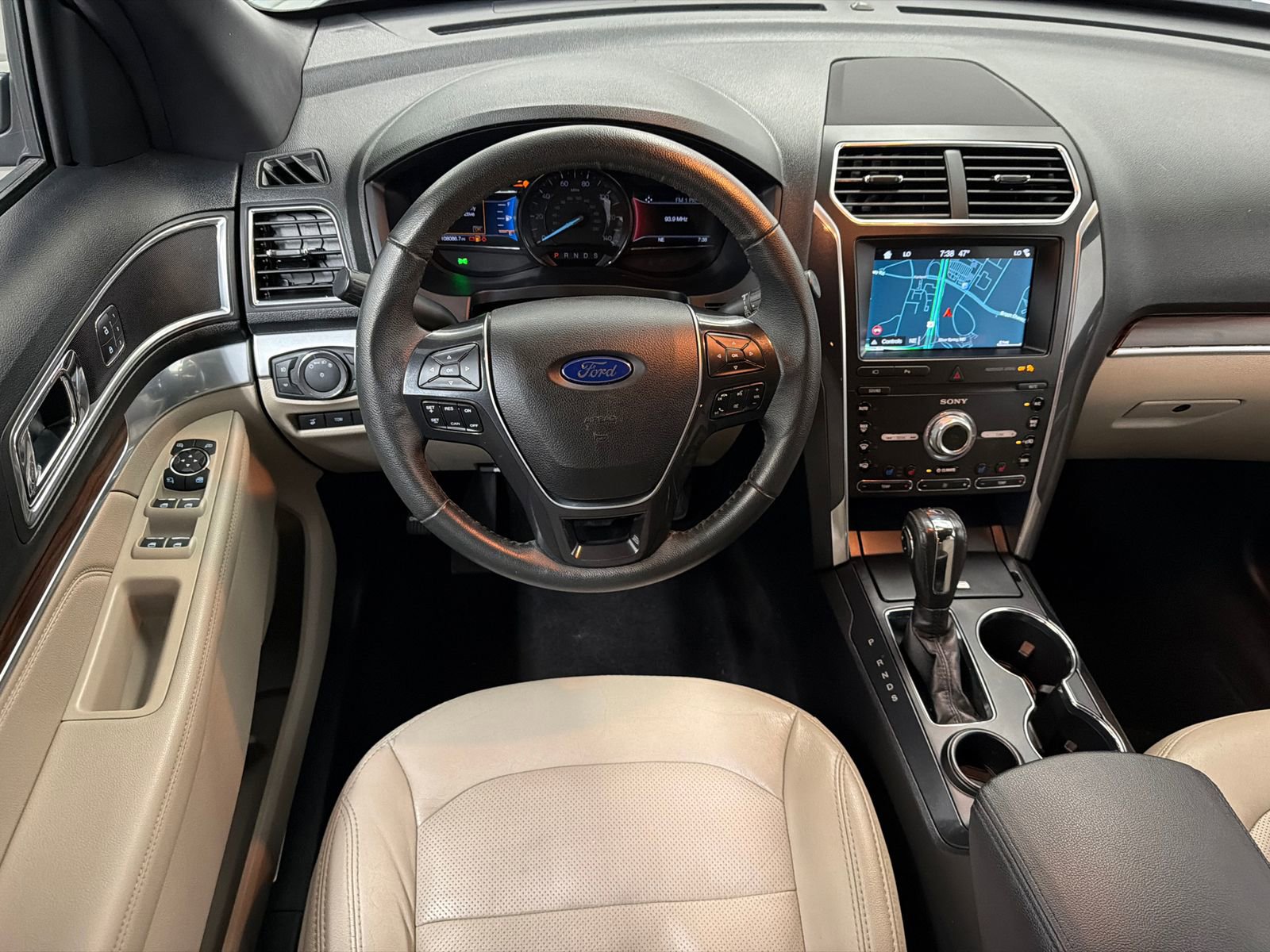 Used 2019 Ford Explorer Limited w/ Class III Trailer Tow Package FWD image 23
