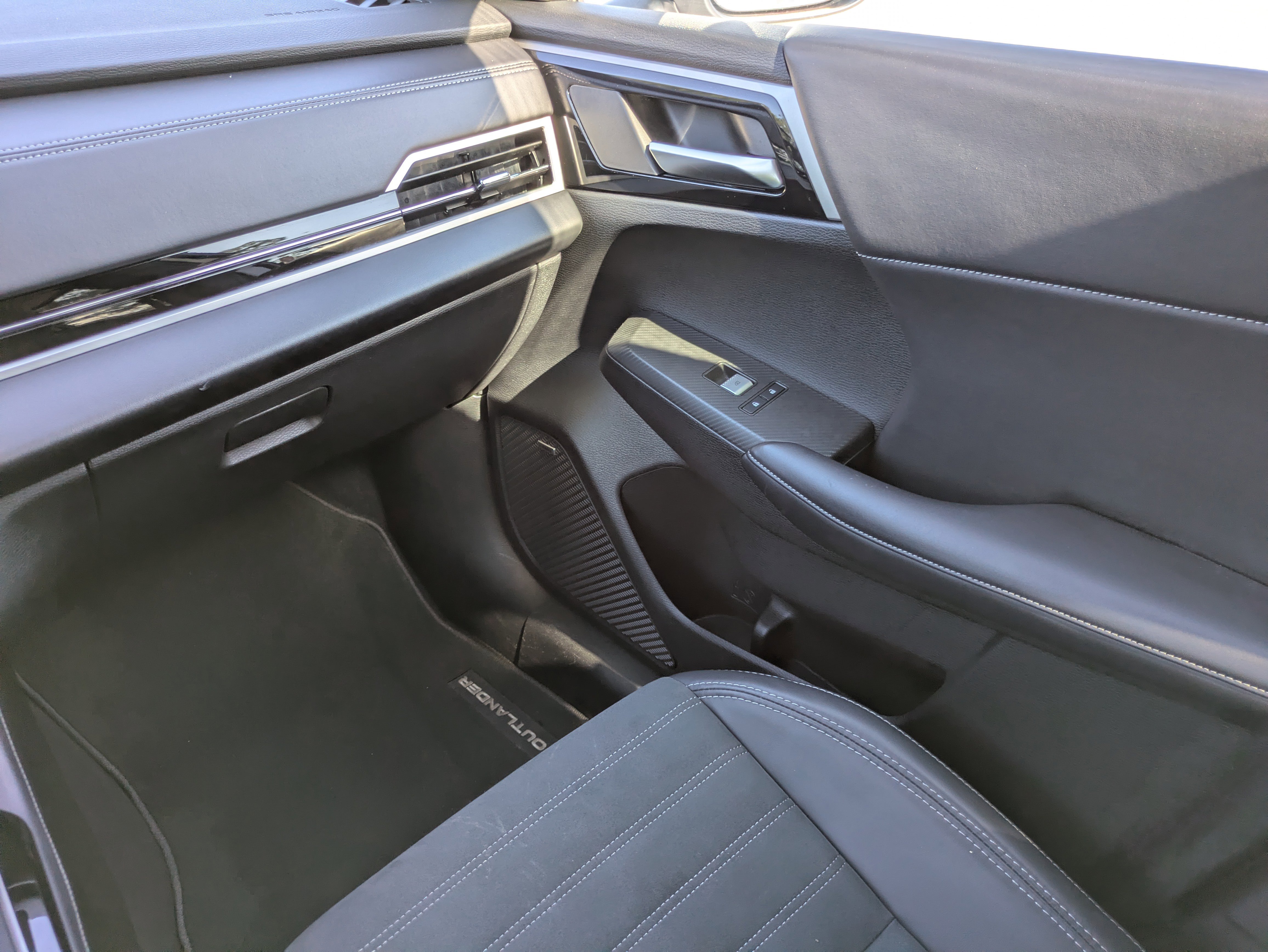 Used 2025 Mitsubishi Outlander SE image 12