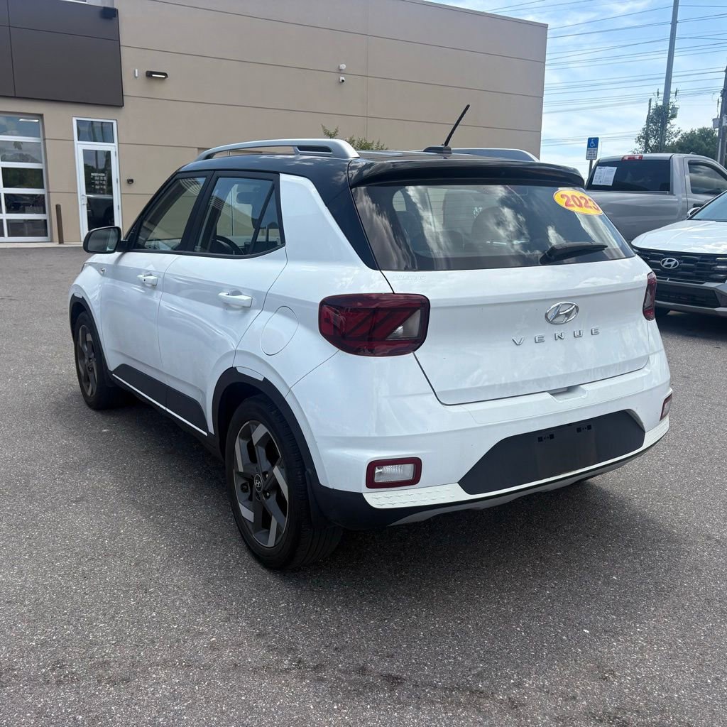 Used 2023 Hyundai Venue Limited FWD image 5