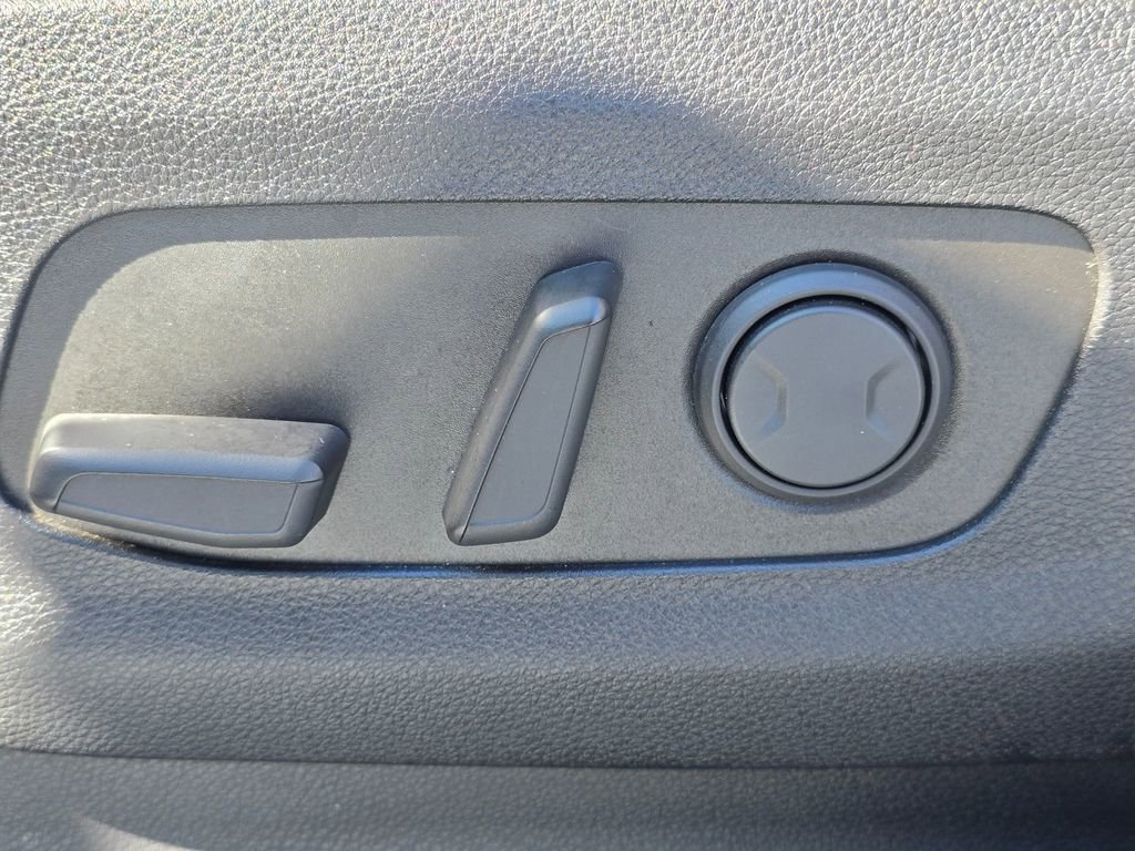 Used 2024 Kia Carnival LX FWD image 26