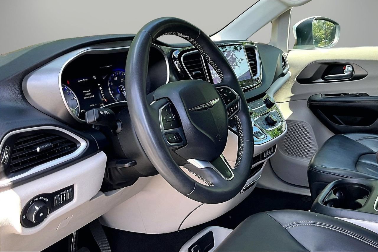 Certified 2023 Chrysler Pacifica Touring-L FWD image 18