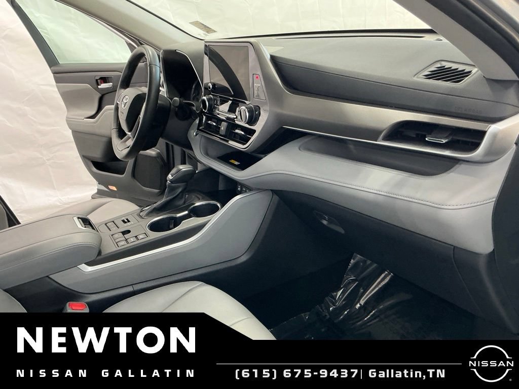 Used 2024 Toyota Highlander XLE AWD/4WD image 18