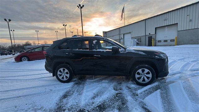 Used 2021 Toyota RAV4 LE image 28