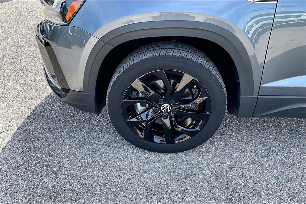 Certified 2022 Volkswagen Taos SE w/ Panoramic Sunroof Package image 13