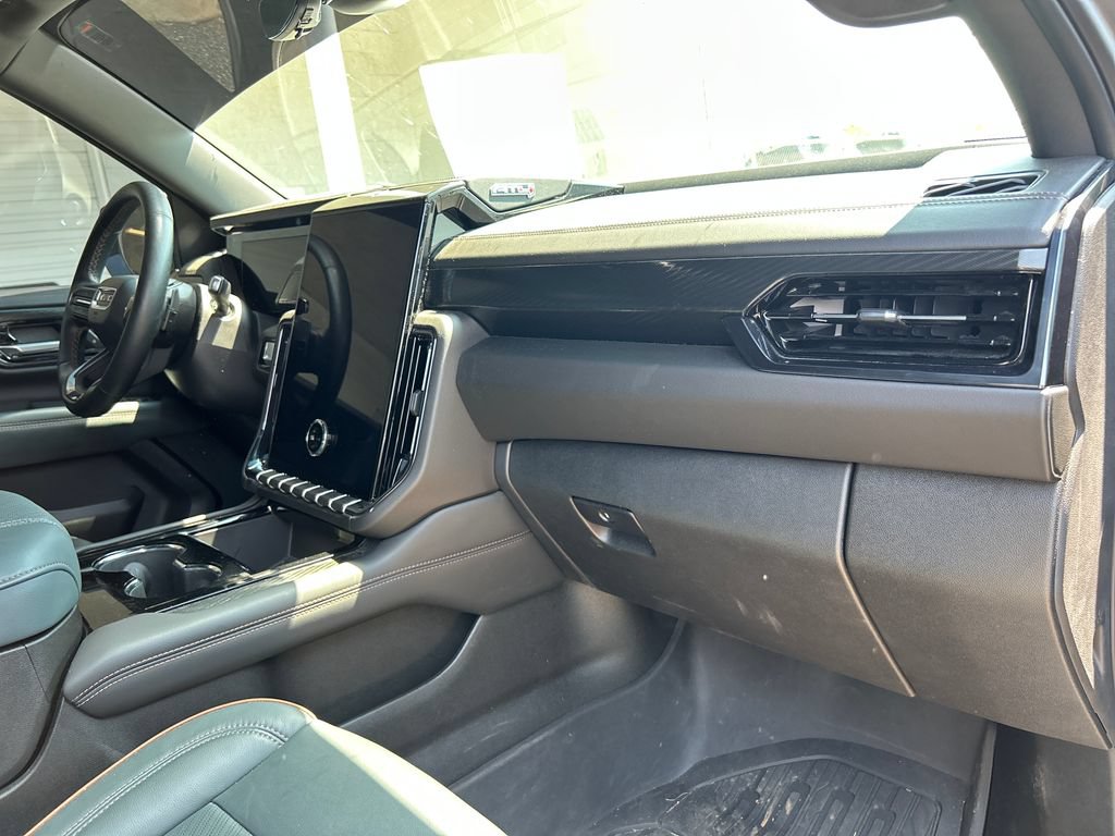 Used 2025 GMC Yukon AT4 w/ AT4 Premium Plus Package AWD/4WD image 16