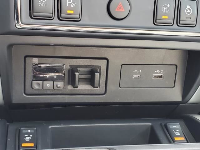 Used 2020 Nissan Titan SL w/ Moonroof Package image 31