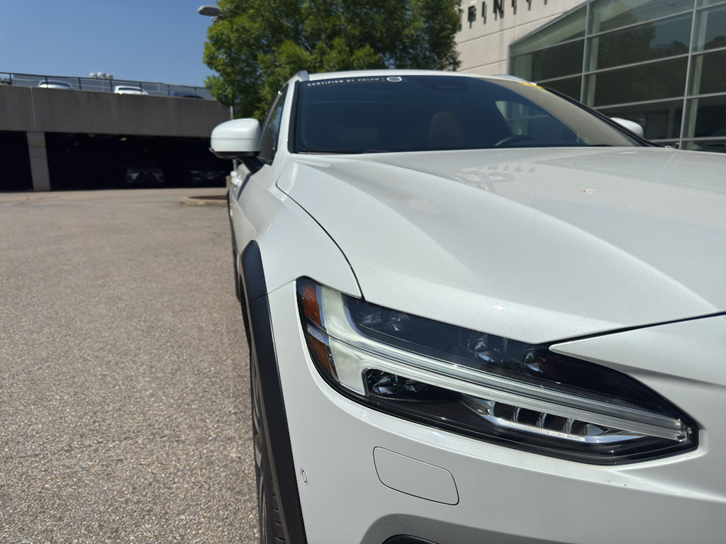 Certified 2025 Volvo V90 B6 Cross Country Ultra AWD/4WD image 2