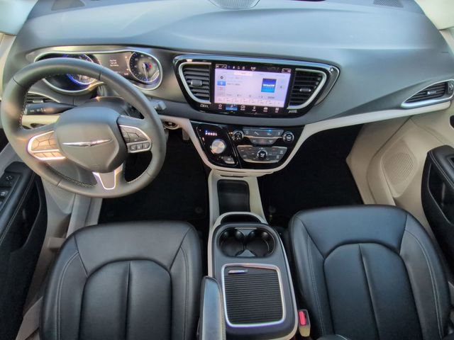 Used 2024 Chrysler Pacifica Touring-L image 27