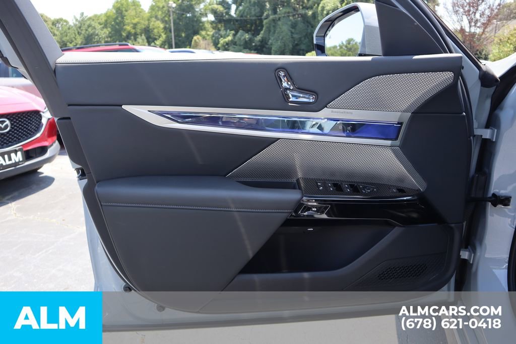 Used 2025 BMW 740i w/ Premium Package image 13