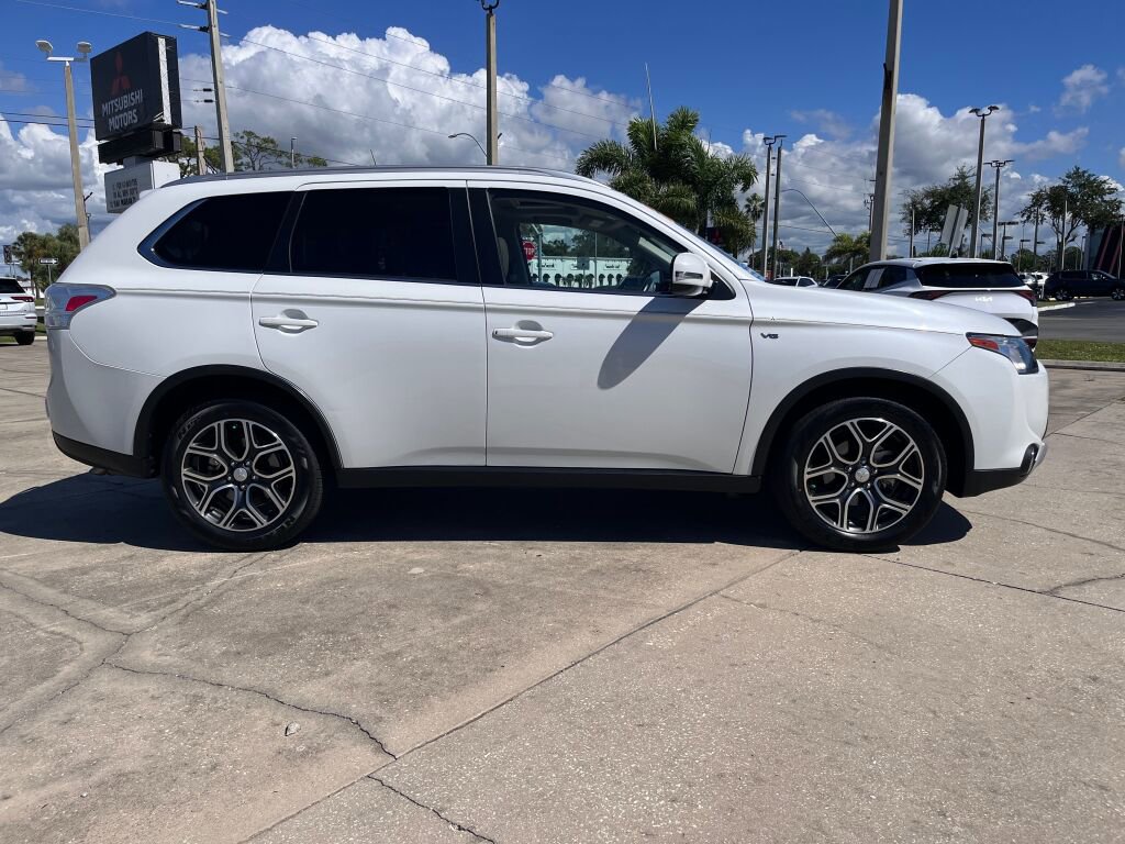 Used 2015 Mitsubishi Outlander GT image 3