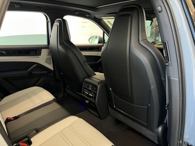 Used 2025 Porsche Cayenne S AWD/4WD image 48