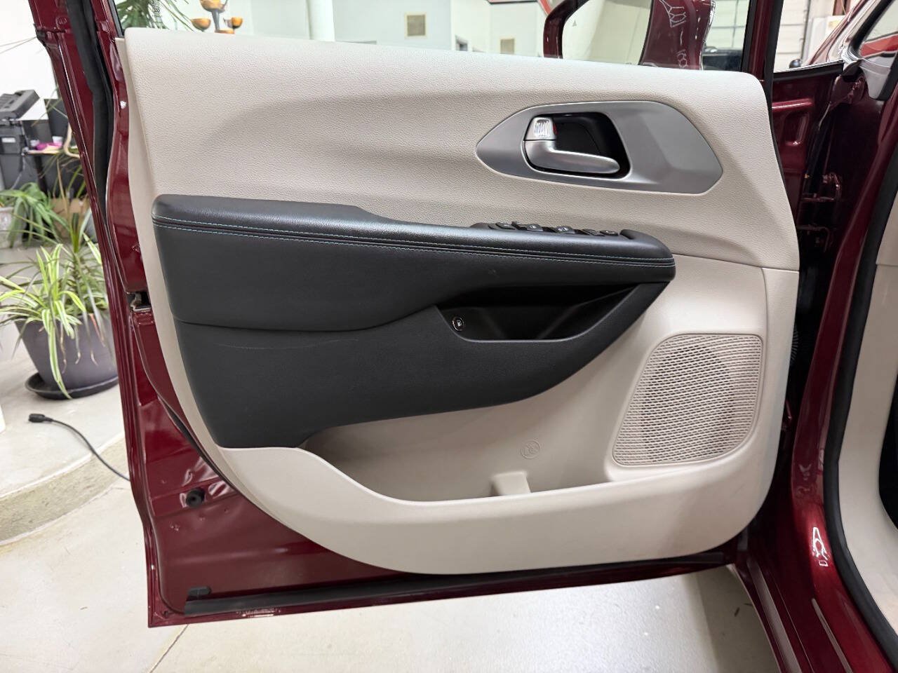 Used 2017 Chrysler Pacifica Platinum FWD image 10