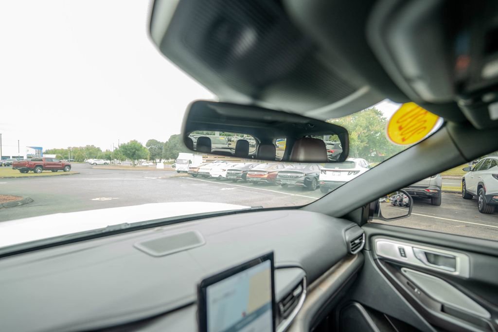 Used 2020 Ford Explorer Platinum w/ Premium Technology Package image 17