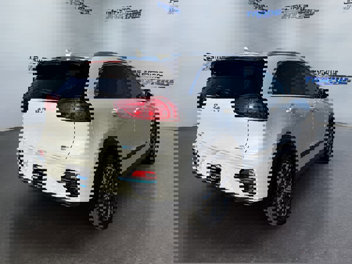 Used 2022 Kia Niro EX Premium w/ Cold Weather Package image 5