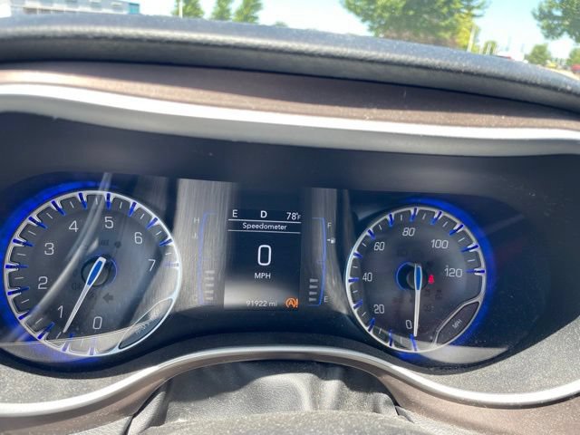 Used 2018 Chrysler Pacifica Touring w/ Tire & Wheel Group FWD image 11