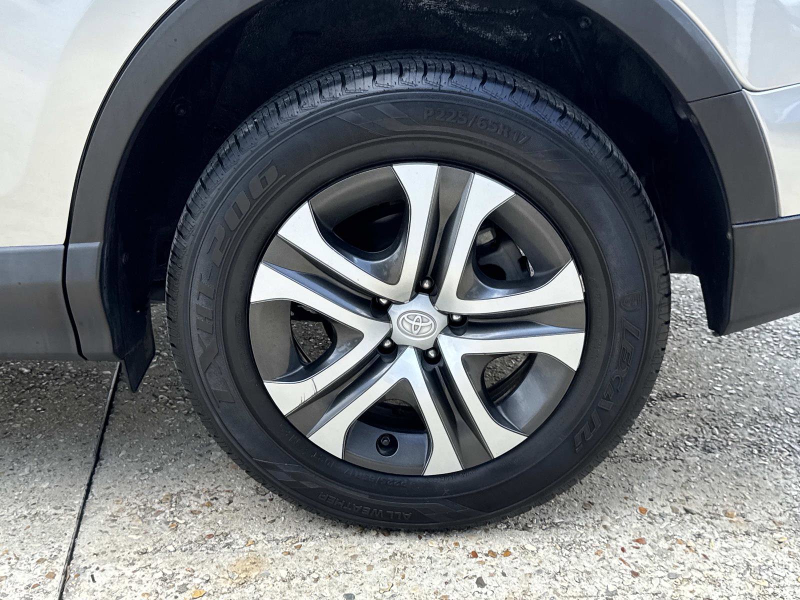Used 2017 Toyota RAV4 LE FWD image 4