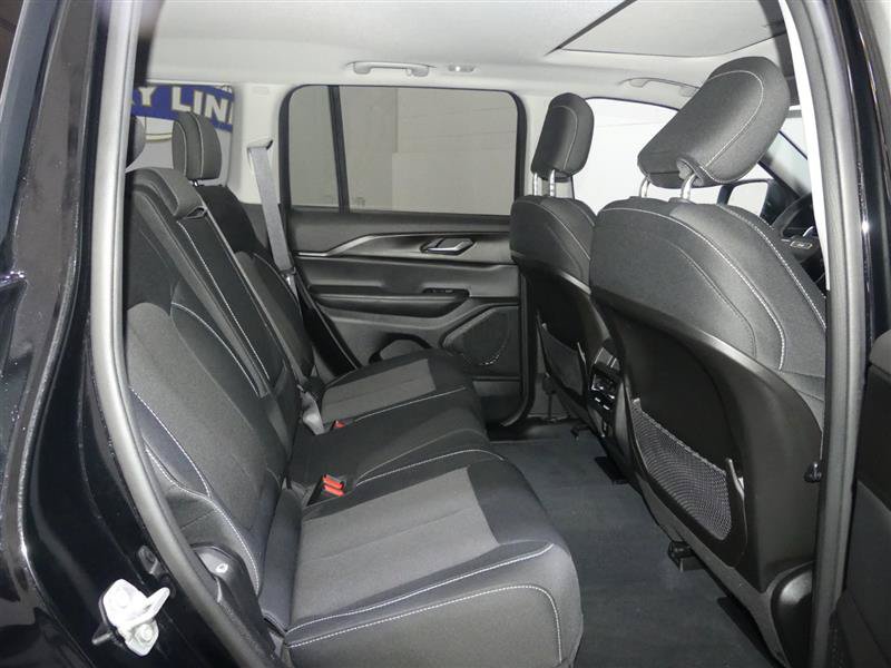 Used 2023 Jeep Grand Cherokee Laredo w/ Luxury Tech Group I AWD/4WD image 28