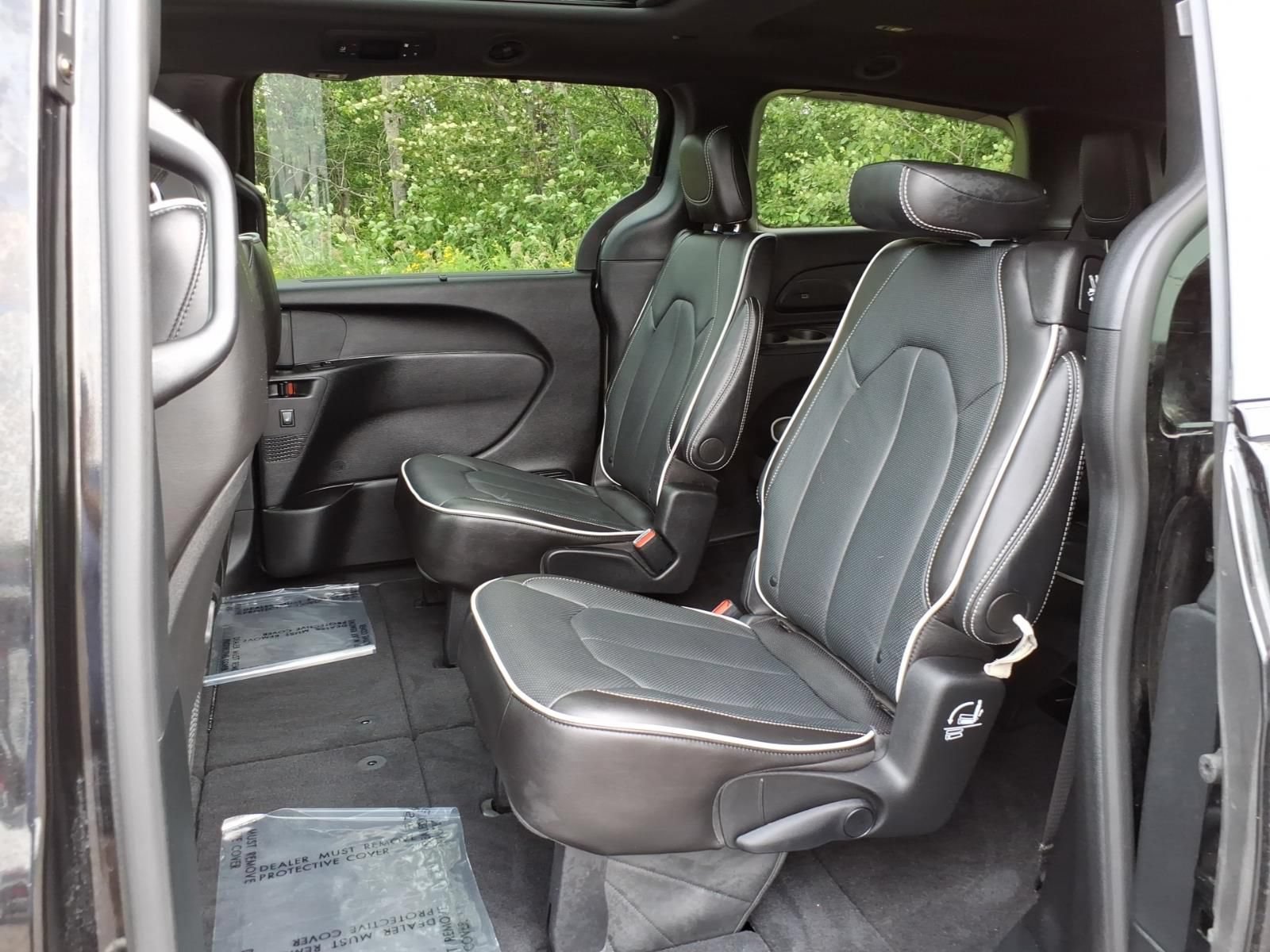 Used 2026 Chrysler Pacifica Limited w/ S Appearance Package FWD image 14